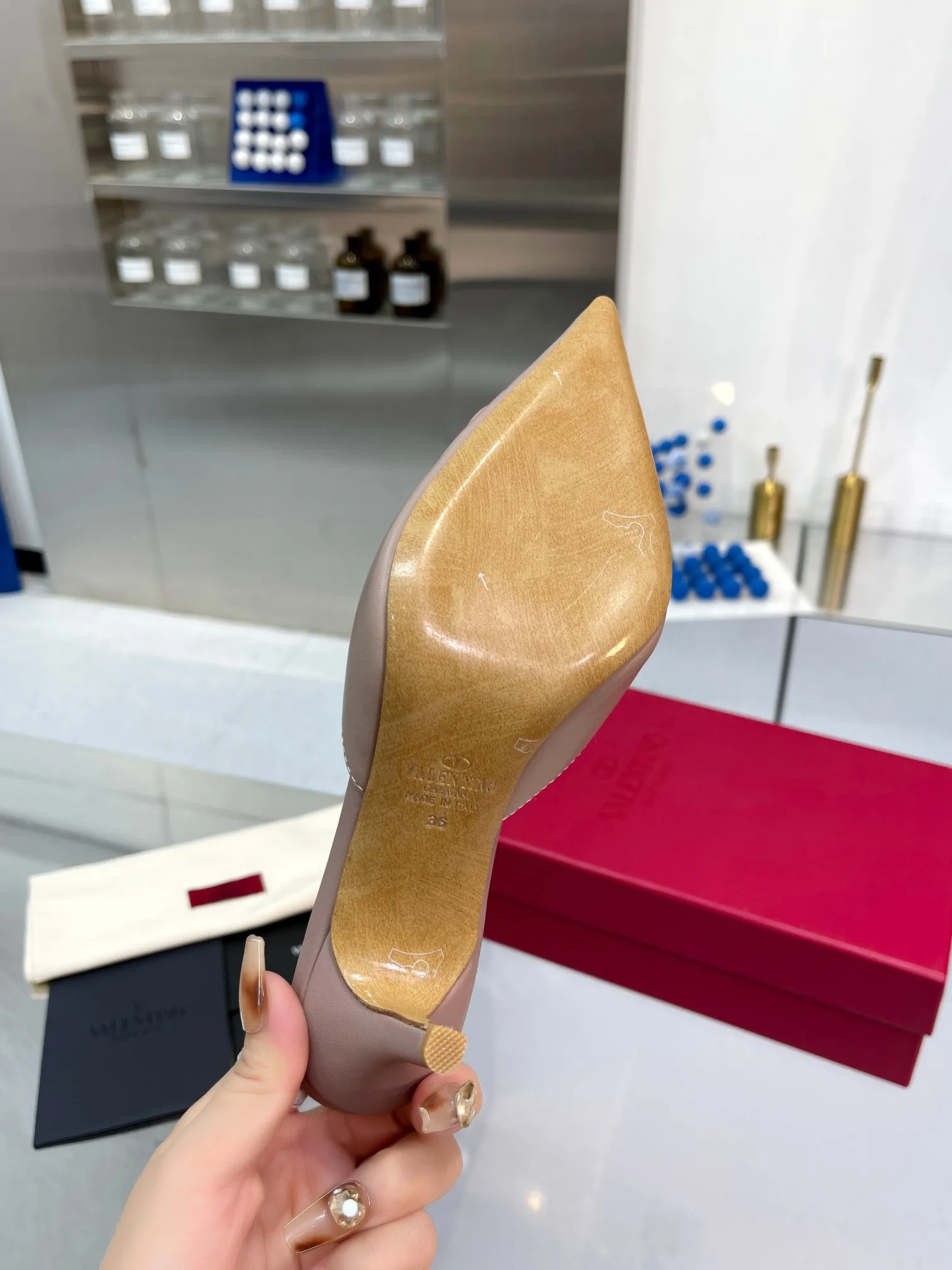 👟👟Ex-factory price 500👟👟 Valentino brand new cowhide half-drag version V-buckle classic sandals, brand new original upgrade, super comfortable on the feet, 😍 easy to put on and take off, super considerate! ✔️Imported cowhide for the uppers ✔️Mixed sheepskin for the inner lining ✔️Italian yellow cowhide outsole with clear texture and consistent with the counter ✔️Code number 35-40 (34 41 42 can be customized and non-returnable) Heel height 7.5